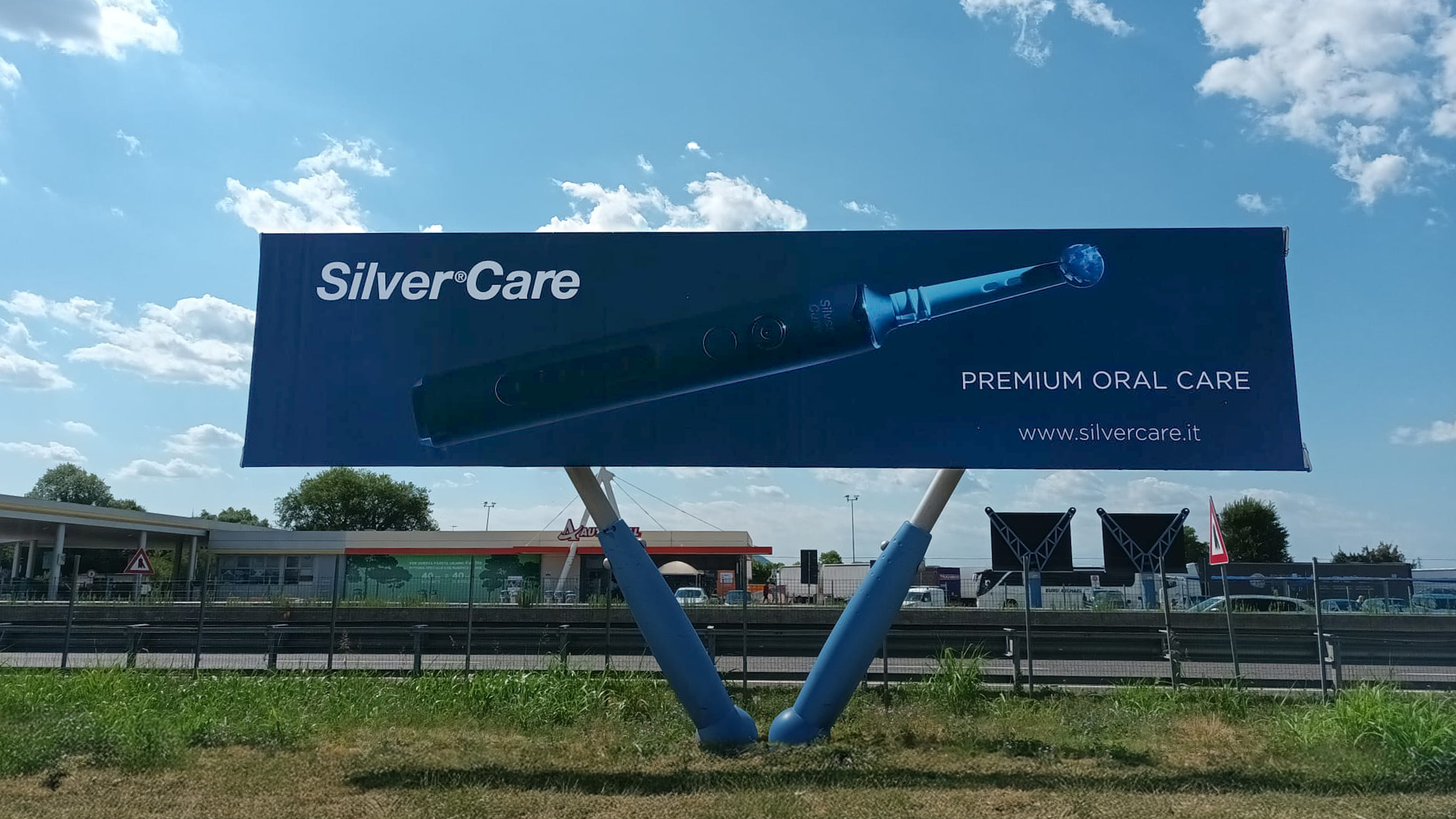 Affissione SilverCare Maxi formato Autostrade per l'Italia